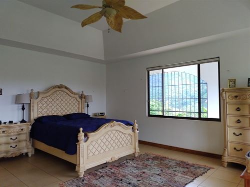 7.95 Acres, Workshop and 3 Houses : Paraiso Cartago : Costa Rica