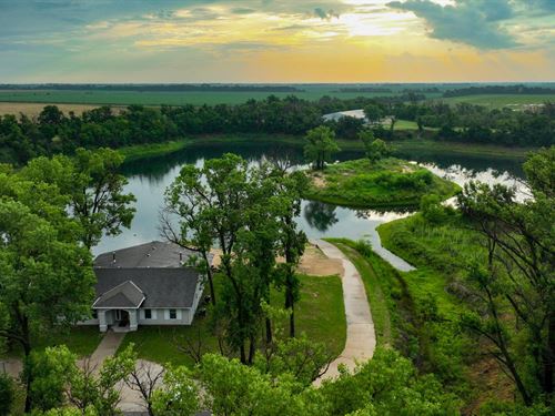 Lakefront Retreat 30 Minutes From : Burrton : Harvey County : Kansas