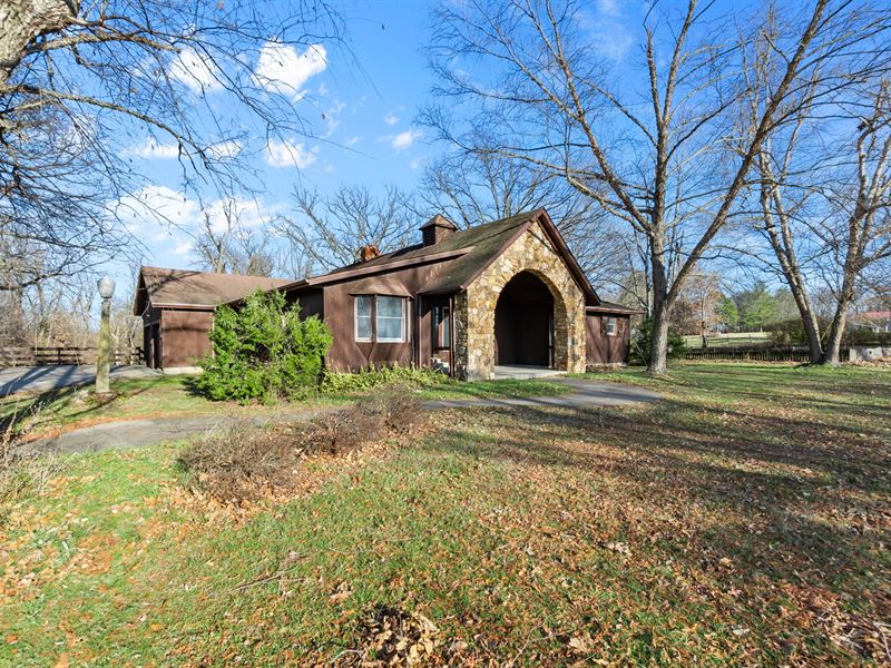 Privacy and Space Outside of Town : Perryville : Perry County : Missouri