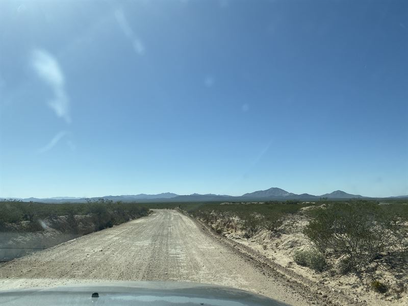 20 Acs with Electric On County Road : Sierra Blanca : Hudspeth County : Texas